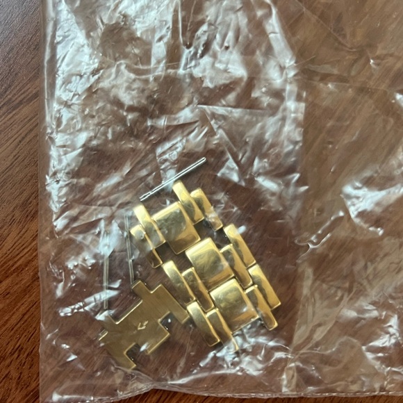 Gold tone Women’s Guess watch - Picture 4 of 4